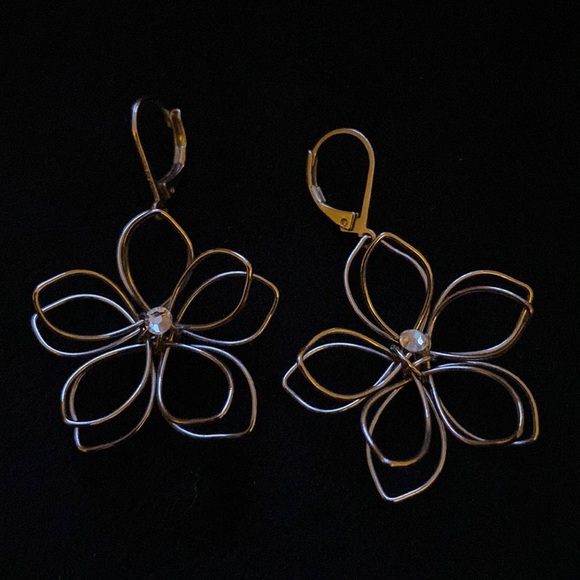 Silver-like metal flower drop earrings - Picture 2 of 2